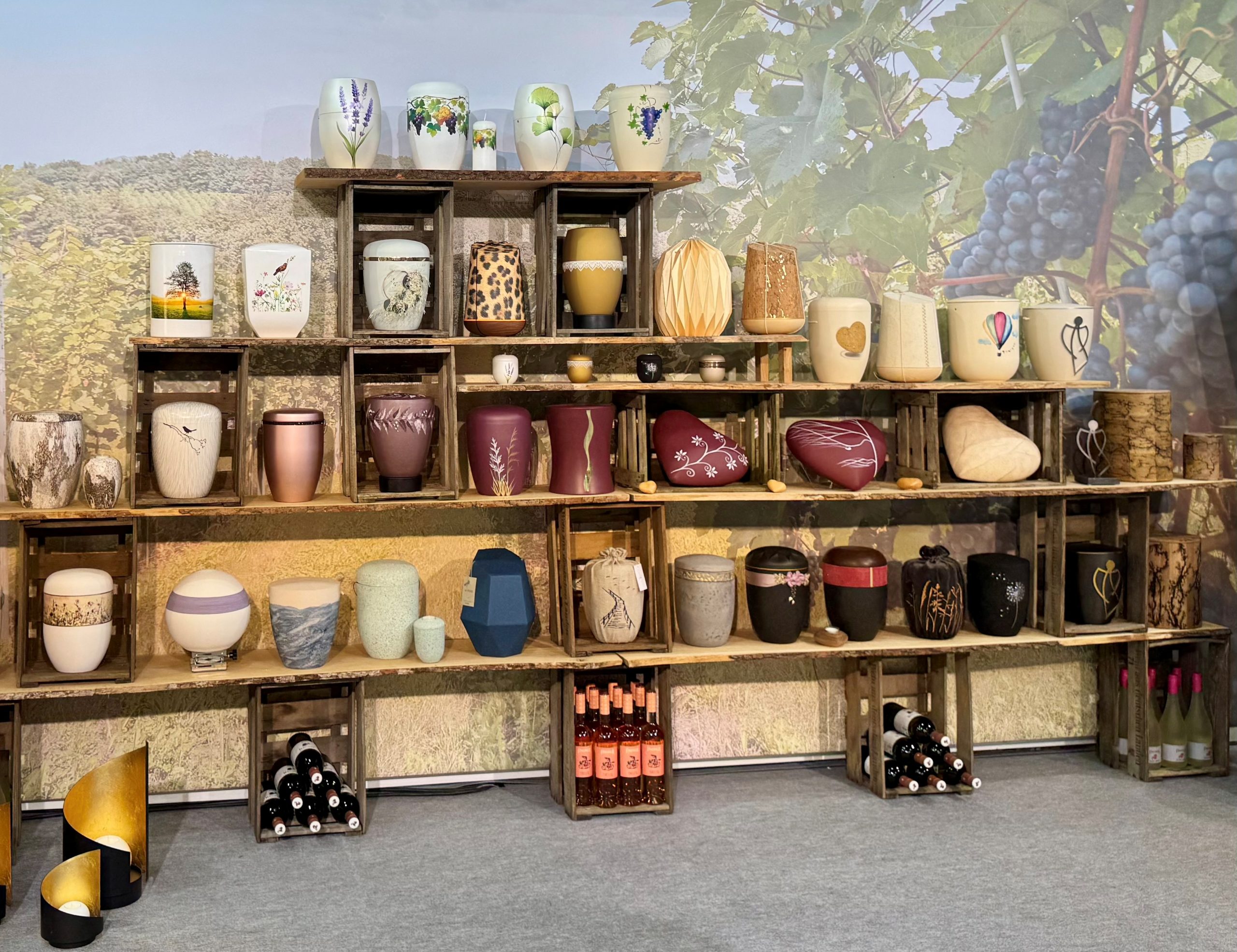 Seeurnen, Kinderurnen und weitere Urnenmodelle für verschiedene Bestattungsformen als kleine Auswahl auf einem Regal bei Beck Pietätsbedarf.