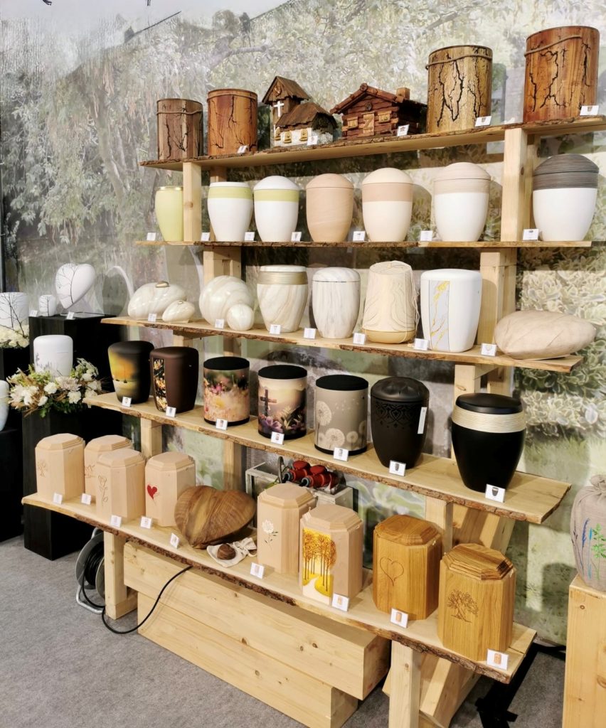 Urnen für Feuerbestattung, Seebestattungen, Bestattungen in der Natur und andere Formen.